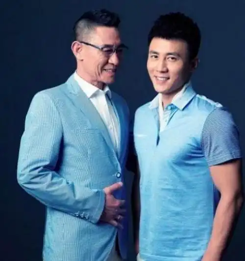 杜淳支持老爸娶小娇妻,继母年轻漂亮获父子喜欢,座驾霸气却被骂