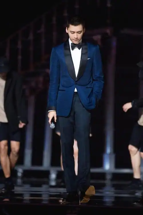 万里挑一李易峰穿一身藏蓝西装坐在人群中就是世家贵公子