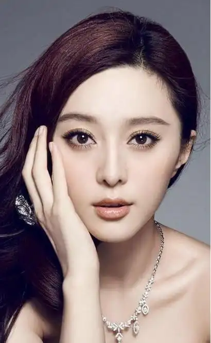 像是范冰冰的这张照片,鼻梁细鼻头尖鼻翼窄,和她的脸型相映衬,几乎是