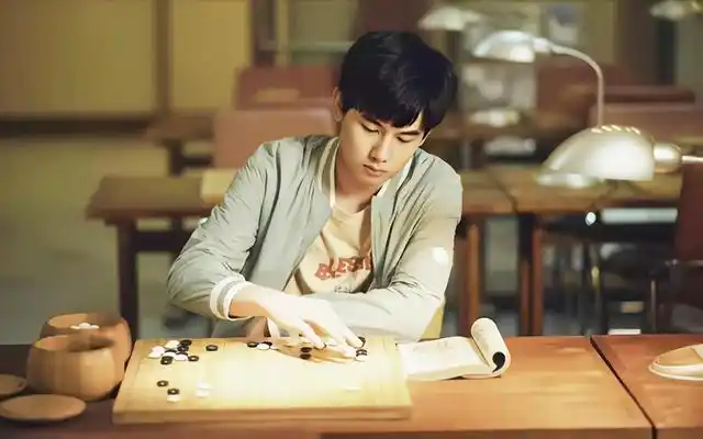 小孩下棋的电视剧是《棋魂》.这部剧改编自日本同名漫画《棋魂》.