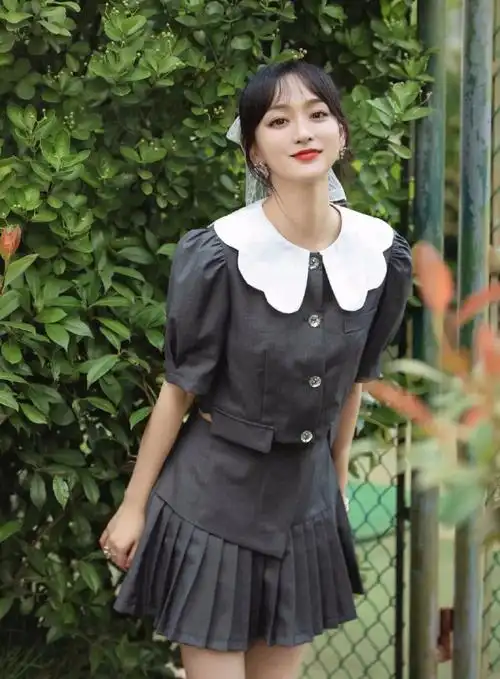 我发现内娱的时尚圈这两年好像蛮流行校园风的,各种扮嫩学生装,女明星