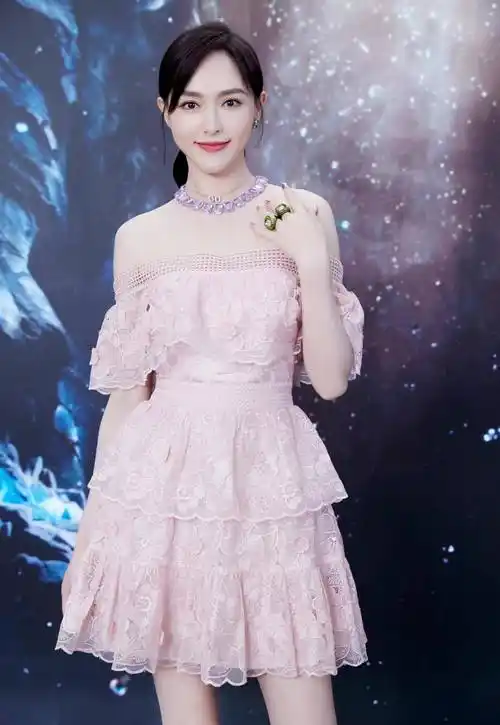 唐嫣真会穿,连土味粉色丝绒裙都能穿出高级感,甜美可爱似小公主