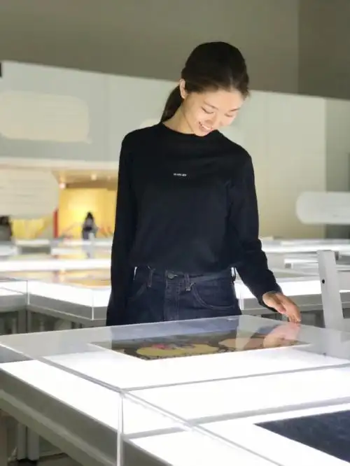 郑爽撞上女版王俊凯的颜卓灵 路透素颜瞬间吸眼