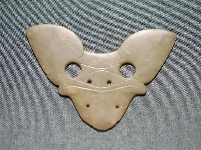 新石器时代红山文化玉兽面牌饰辽宁省文物考古研究所藏