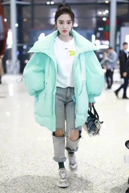 唐艺昕穿薄荷绿羽绒服搭配破洞牛仔裤现身机场皮肤白皙