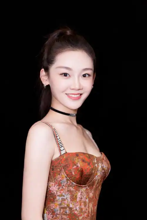 苗苗吊带长裙小性感写真图片35