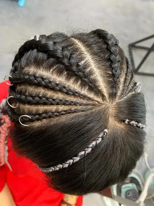 编垄沟成瘾的编发师熊