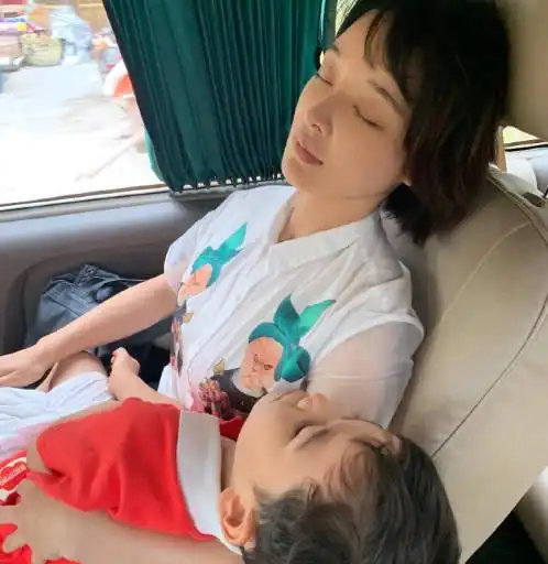 原创主持人胡蝶素颜照,36岁身材苗条似少女,嫁大12岁陆川幸福如初