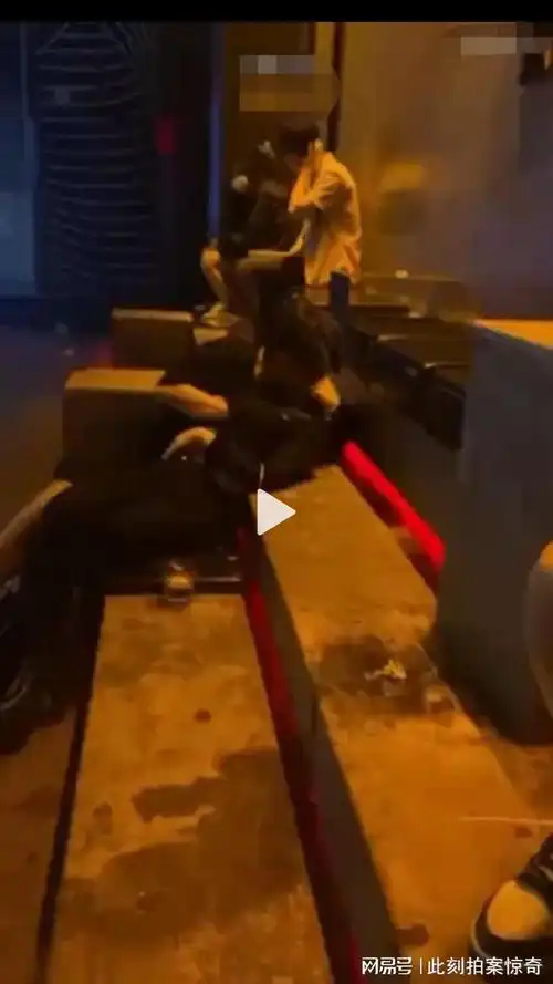 某酒吧门口当街啪啪未完工就被警察抓事件