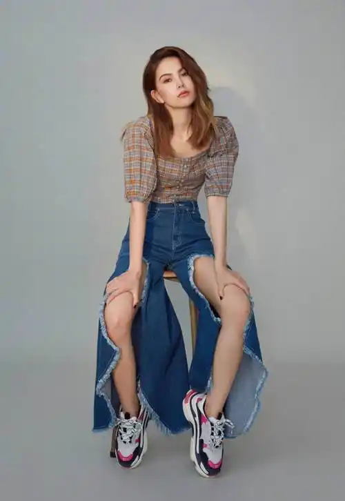 天王嫂昆凌真是嫂子界top小蛮腰盈盈一握不像生过两个娃