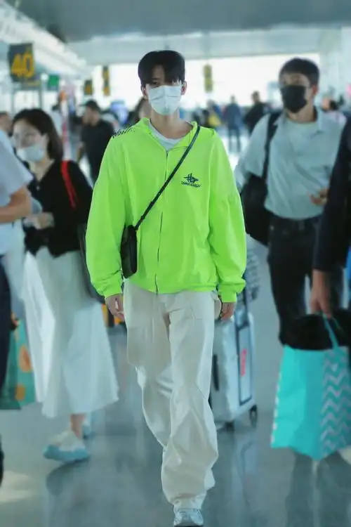 杨洋#其实比起半身照或怼脸照,我更喜欢看全身照或视频,因为气质筛哌