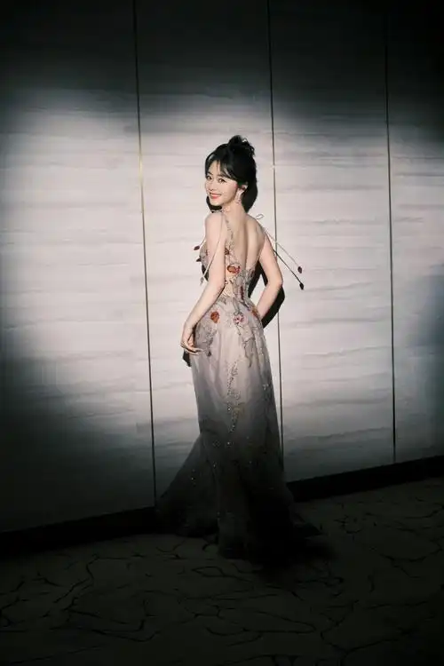 谭松韵电视剧年度盛典红毯造型 亮片吊带鸢尾长裙,温柔绝美……_高清