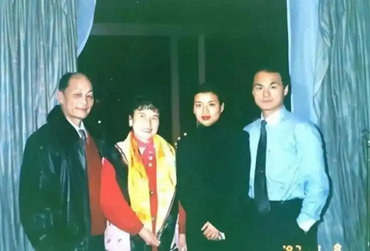 55岁民歌皇后张也:单身22年无婚无子,与男闺蜜相伴21年却不结婚