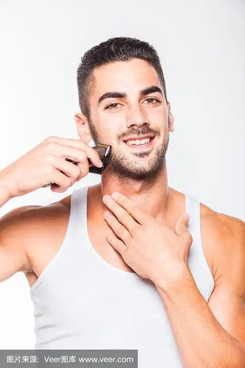 年轻英俊的男子正在修剪胡须