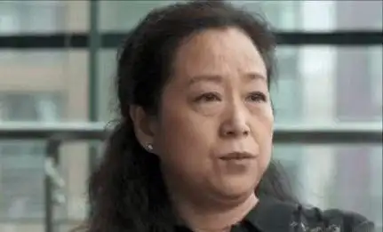 张国立和罗秀春罗秀春家庭条件相对较好.他父亲是干部,母亲也是厂长.