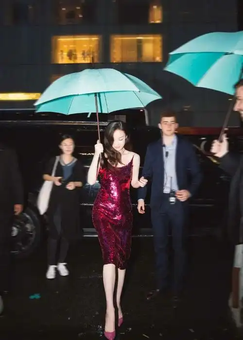 更是直接美上热搜在雨中撑伞的照片下面这组穿着亮片红裙《匆匆那年》