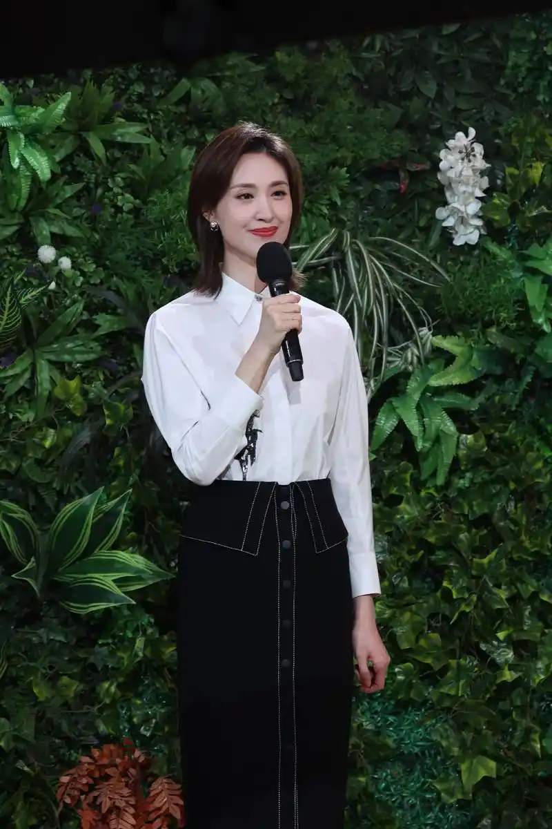 明星穿搭|中央电视台音乐频道主持人@张宇  柔焦花型自带女性 - 抖音