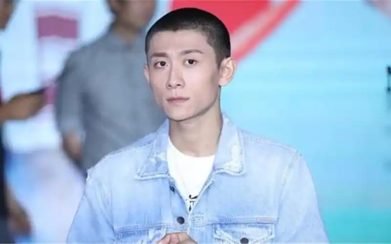 张一山以光头形象现身福建为电影上映做后期准备