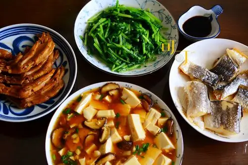 很用心做的家常午餐有鱼有肉两荤两素卤鸭掌最好吃