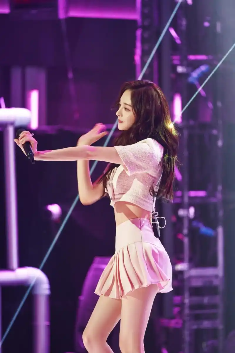 周洁琼舞台上放大招,露腰装配jk裙穿出女友身材,谁看了不心动?