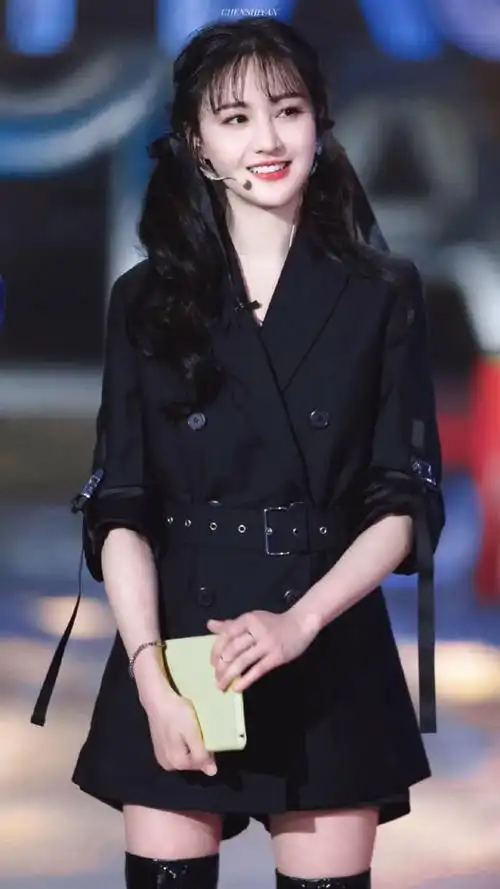 郑爽穿超长黑色皮靴亮相新综艺,站姿,坐姿引发人们赞叹!