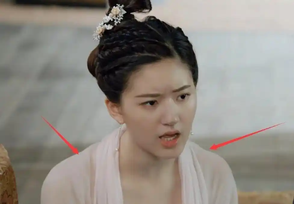 仪态有多重要?赵露思演陈芊芊时斜方肌明显,李乐嫣就有了直角肩