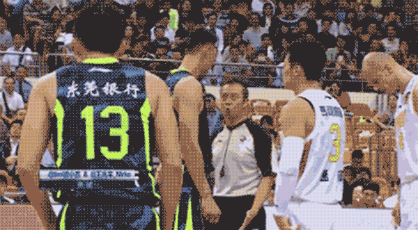 新华社"辣评":易建联任性"弃鞋"伤害的是cba