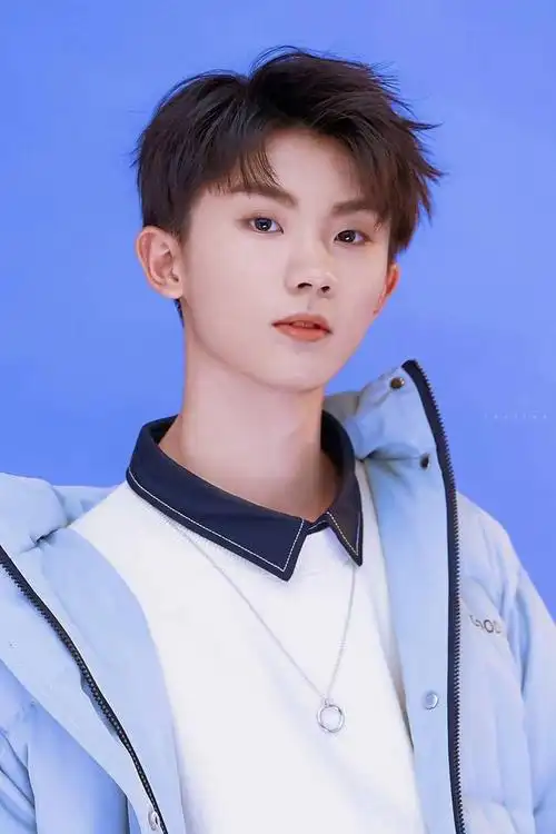 马嘉祺的应援色是月白星紫,白色和紫色这两种颜色搭配起来非常的浪漫