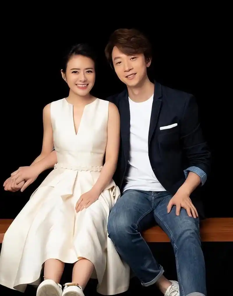 东方卫视主持人陈辰与歌手余笛结婚,41岁生小宝宝,日子过得怎样