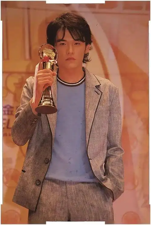 周杰伦20年前未公开的珍贵视频和图片真的是太有画面感了