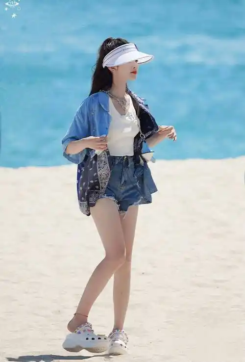 杨超越牛仔超短裤大长腿写真