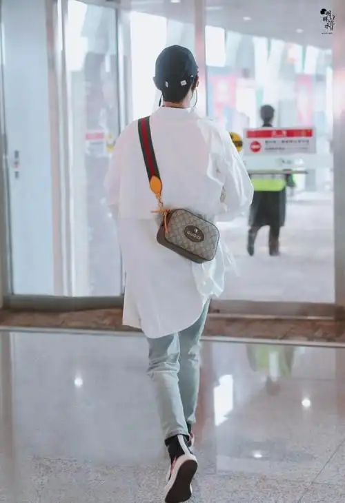 来一波肖战的背影杀