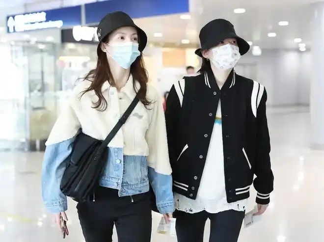金晨春晚后与李斯丹妮机场同框紧挨一起边走边聊闺