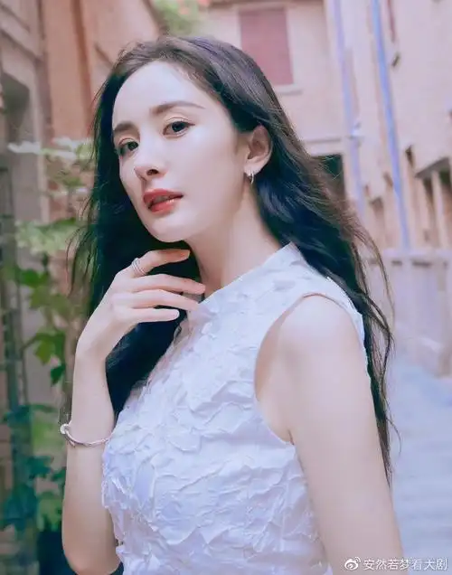 杨幂幂姐超级难忘的一组回眸一笑百媚生