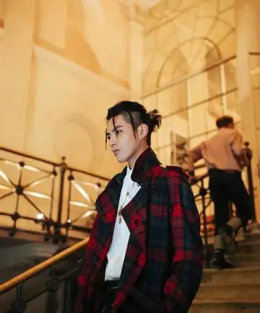 小鲜肉吴亦凡两边剃扎高马尾,男明星图片,发型图片