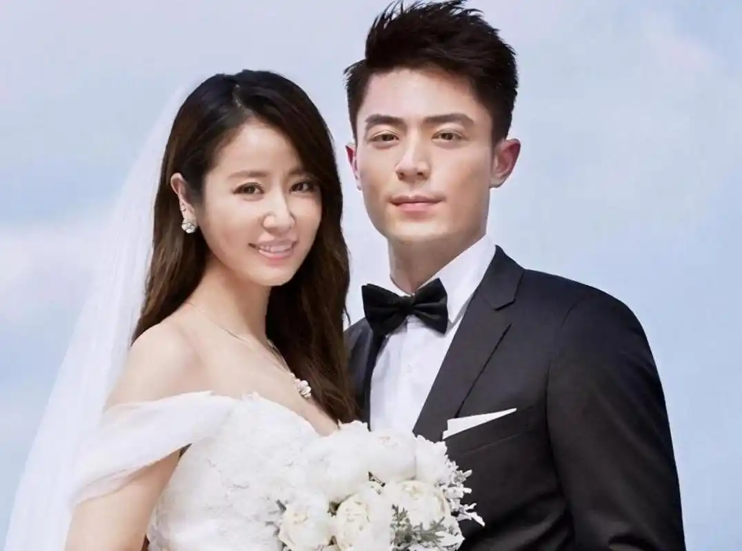 【林心如霍建华晒照庆结婚七周年】近日,林心如在社交平台晒照,庆祝与