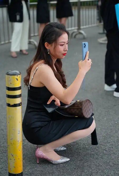 街拍购(jiepaigou)街拍美女黑丝美妇时尚街拍,街拍购推荐穿搭高清大图