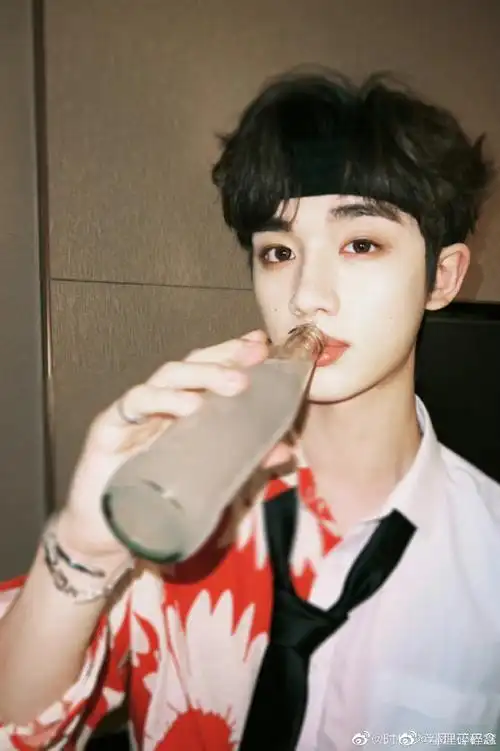 丁程鑫发带造型六宫格随拍