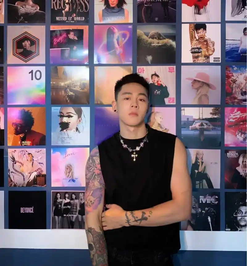 时尚酷帅花臂男神,俊朗的外表傲人的体型,每一寸肌肤都充满力量