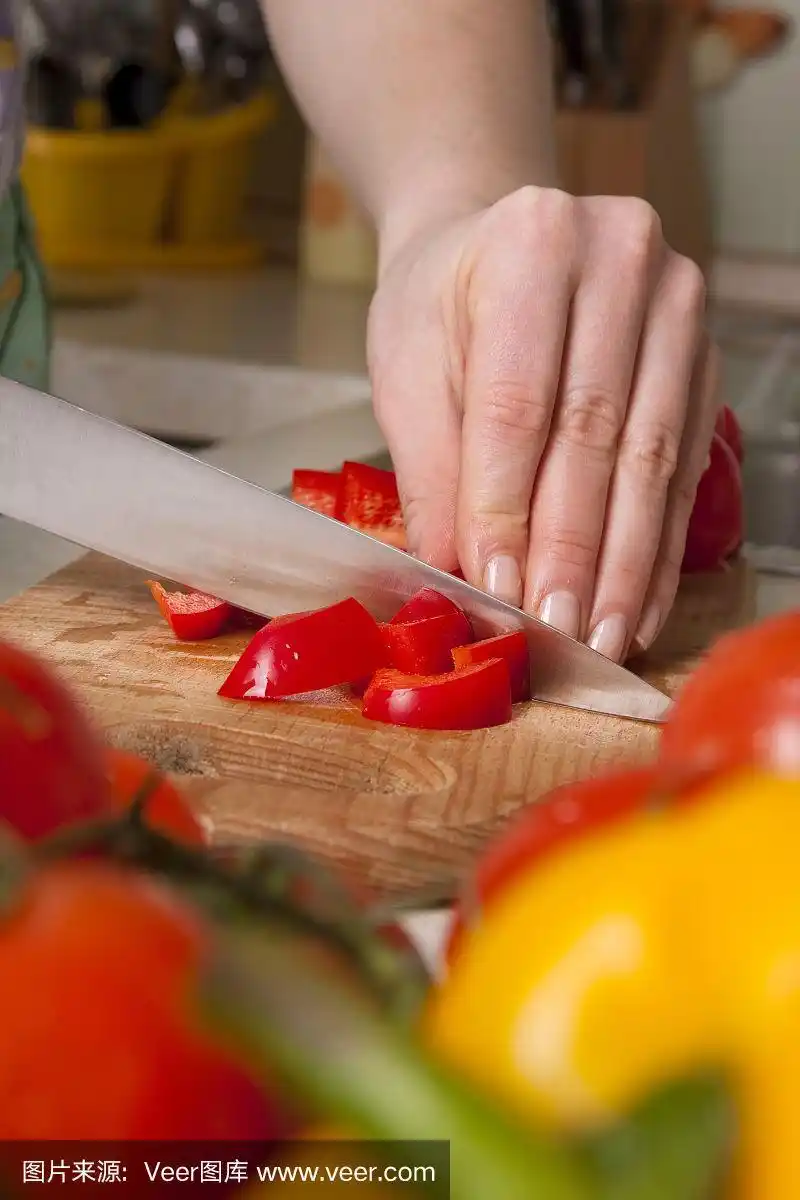 厨师的手在切蔬菜.