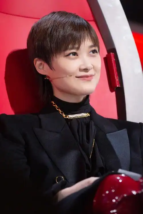 李宇春超话《中国好声音》导师对战第二场即将开始,今晚是谢霆锋导师