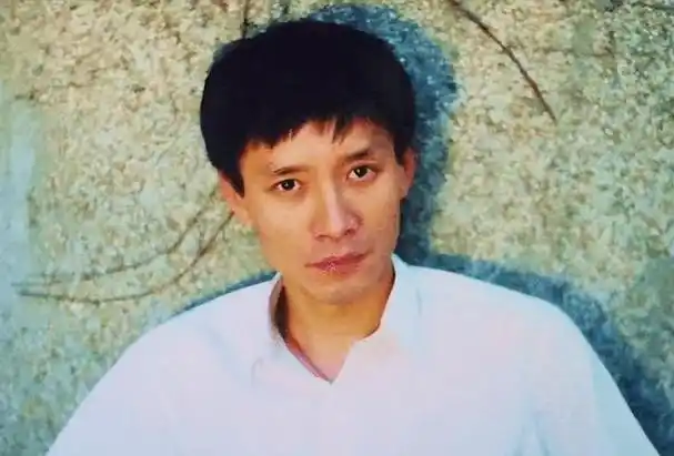 回顾演员田小洁从工人到演员娶女神江珊为妻事业爱情双丰收