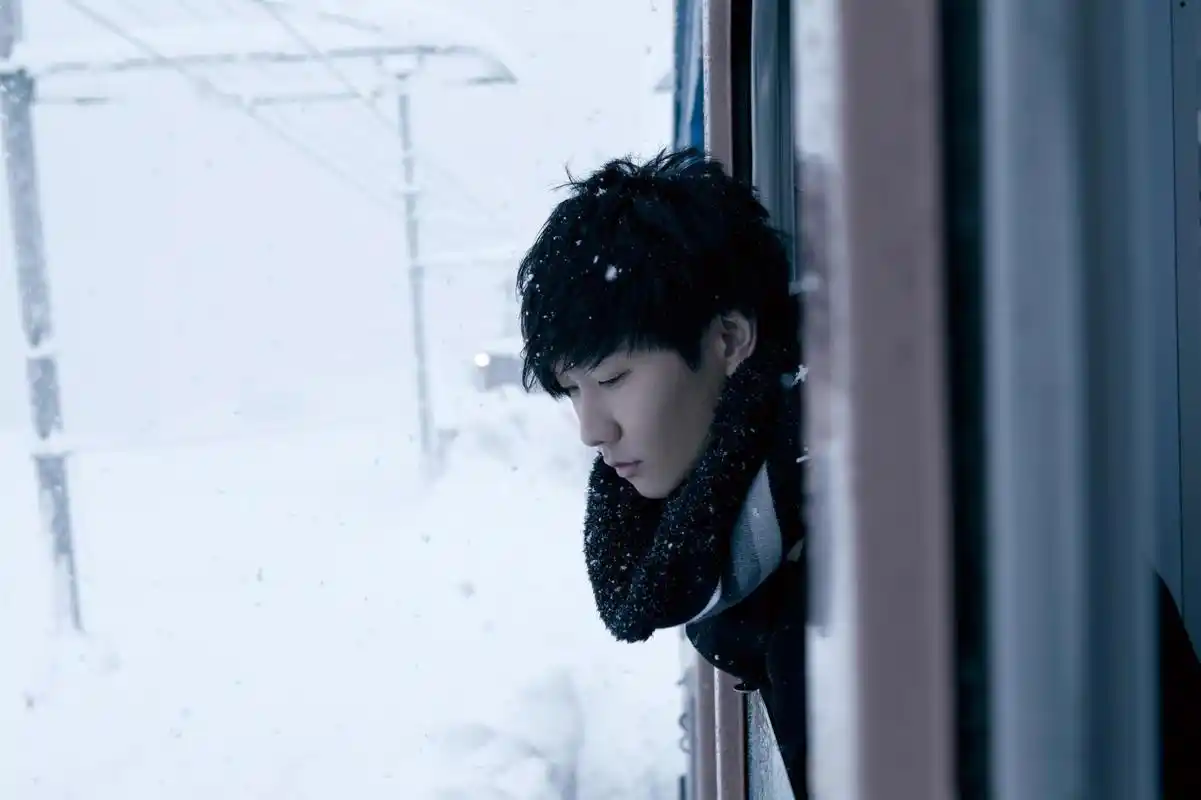 求林俊杰的图片!要求背景全白,时间距现在越近越好!最好无logo