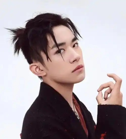 易烊千玺又换新发色!银灰色三七分,迷倒万千少女~