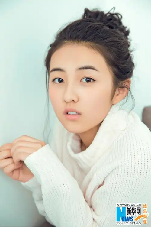 张子枫曝文艺写真 清新纯美展治愈系笑容(图)