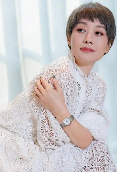 马伊琍现身上海时尚活动一身白色蕾丝装青春靓丽