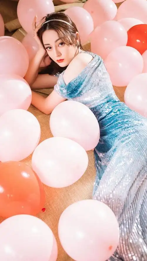 说起迪丽热巴的爆红,那真的好似一夜之间,即使是现在,迪丽热巴也是