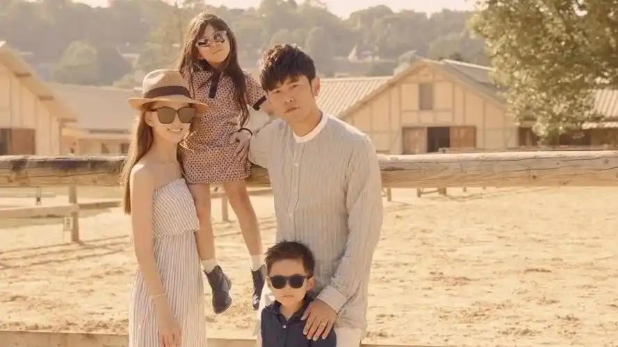 周杰伦晒一家四口看烟花照,与昆凌依偎秀恩爱,称家人永远第一位