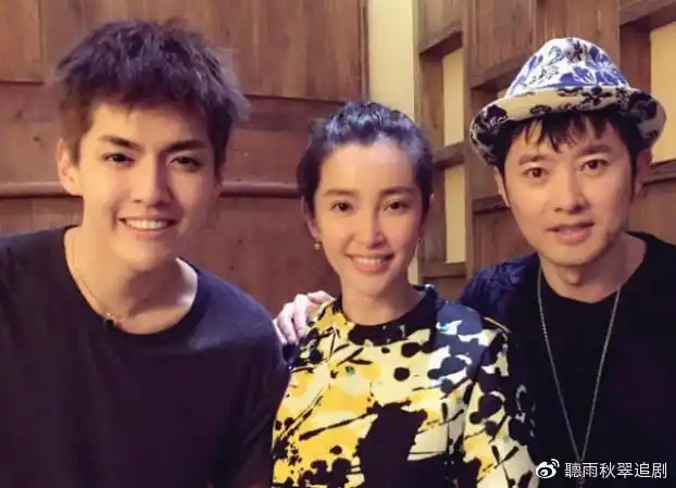 吴亦凡合照时都是绅士手唯独对一人不同直接用手搂住他肩膀