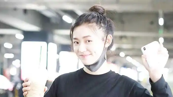林允穿黑色运动装扎丸子头 手舞足蹈十分可爱
